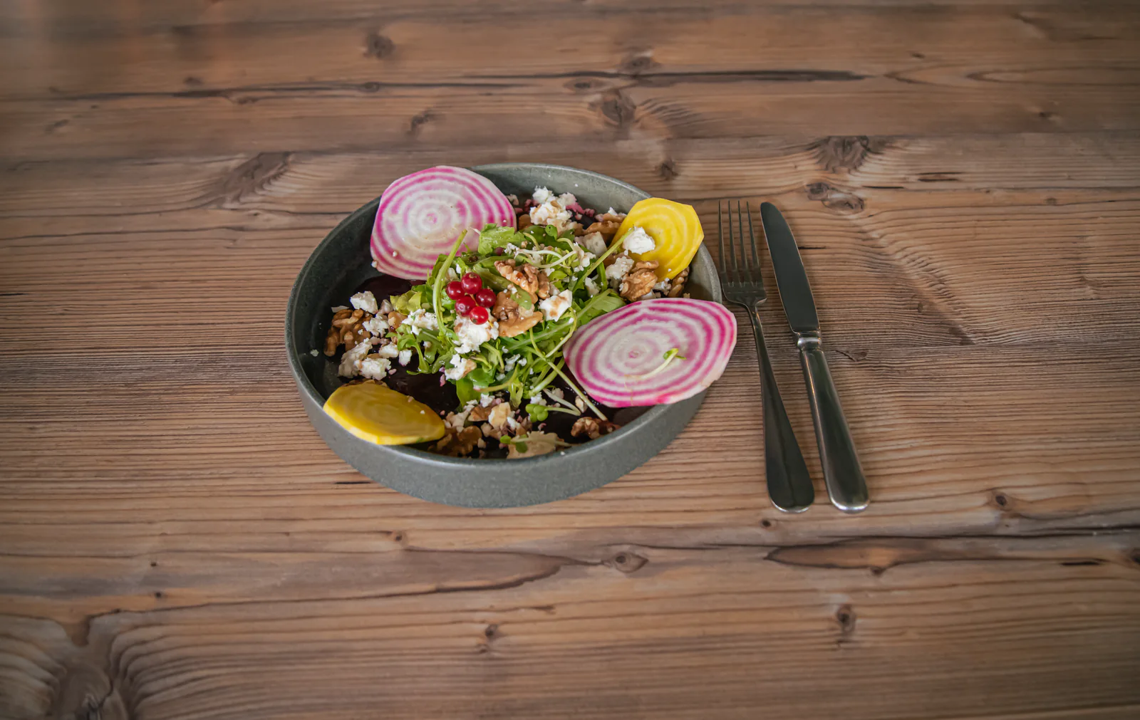 Rote-Bete-Carpaccio mit Salat, Käse, Walnüssen und Johannisbeeren.