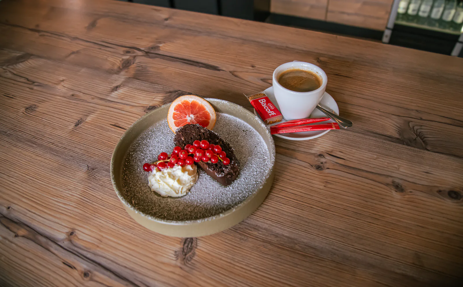 Schokoladendessert mit Sahne und roten Johannisbeeren.
